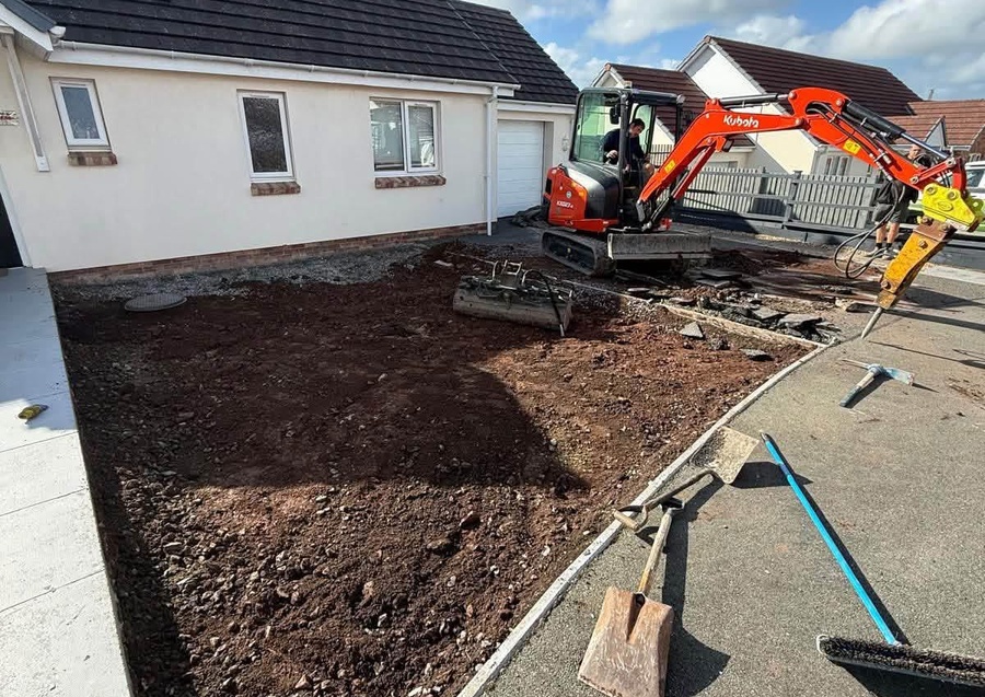 Bespoke Resin Driveway Featuring a Liver Bird Design.