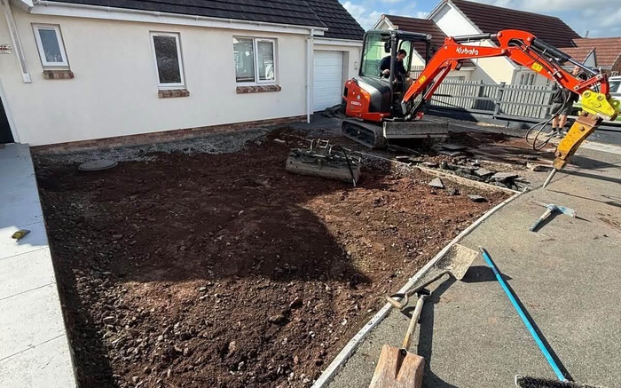 Bespoke Resin Driveway Featuring a Liver Bird Design.