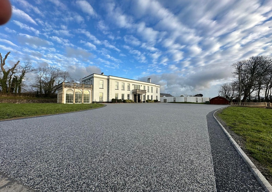 Bespoke Resin Bound Driveway with Custom Centrepiece