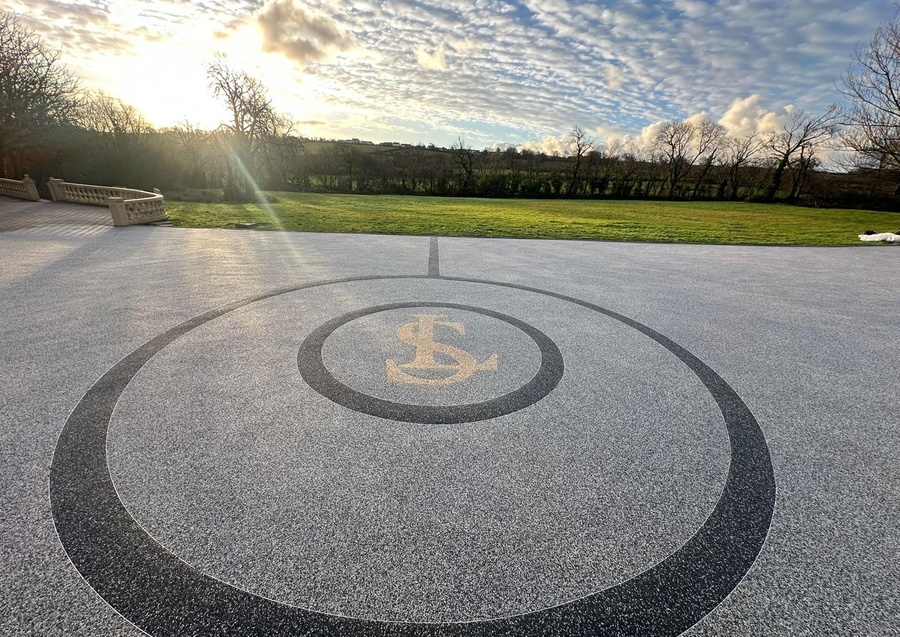 Bespoke Resin Bound Driveway with Custom Centrepiece