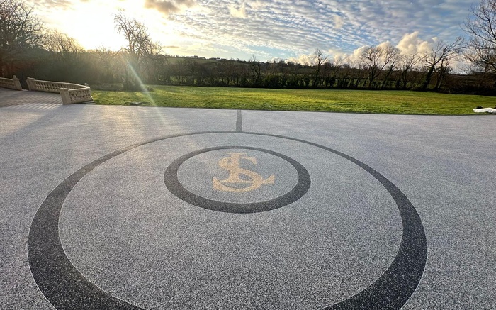 Bespoke Resin Bound Driveway with Custom Centrepiece