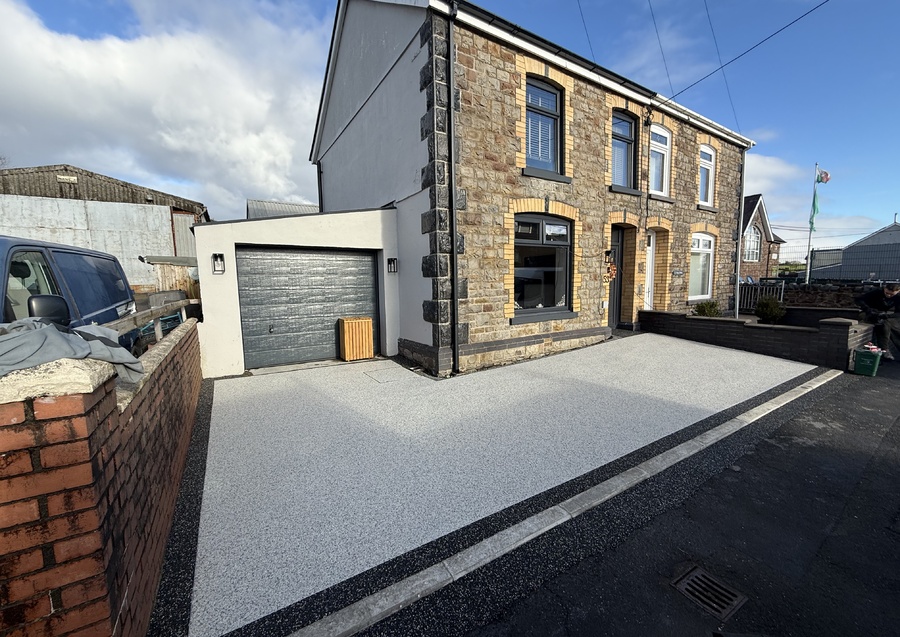 Moonshadow Resin Bound Driveway with Polaris Border